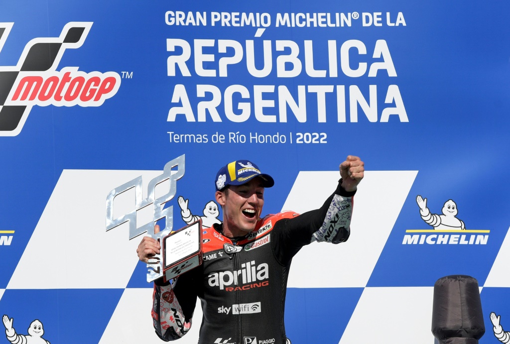 Le pilote Aprilia Aleix Espargaro vainqueur du GP d'Argentine sur le ciorcuit des Thermes de Rio Hondo
