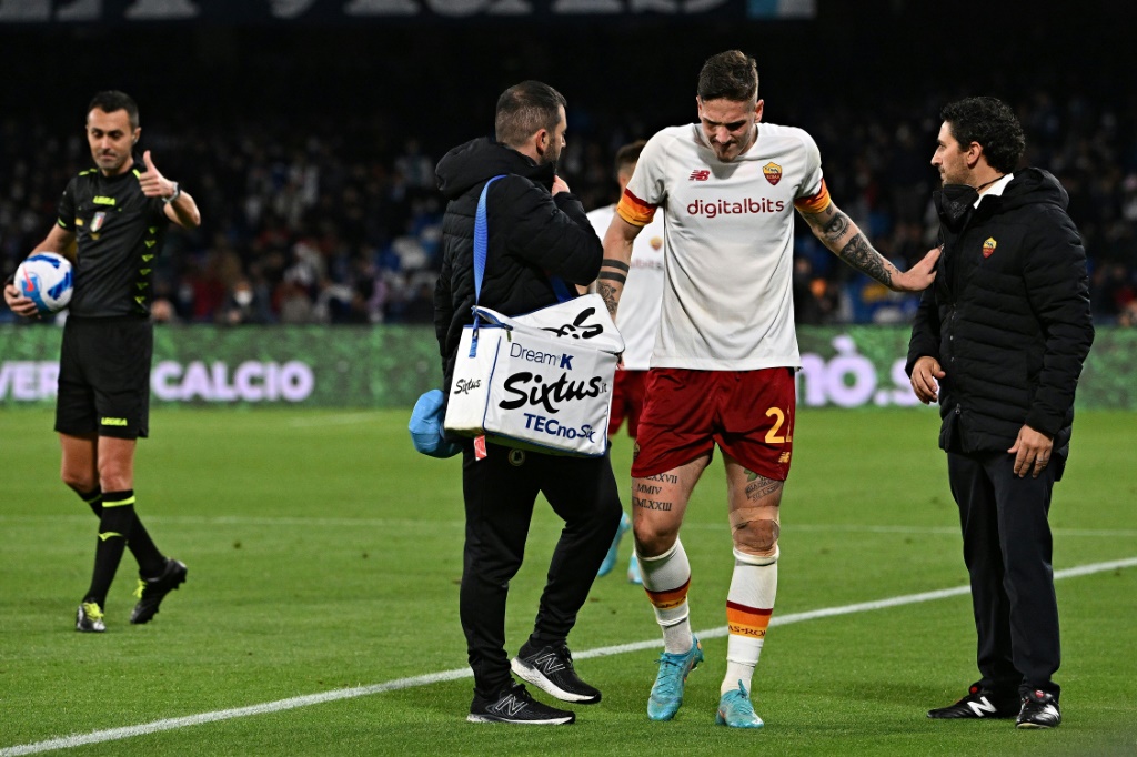 Le milieu de la Roma Nicolo Zaniolo sort du terrain sur blessure lors d'un match de serie A à Naples le 18 avril 2022