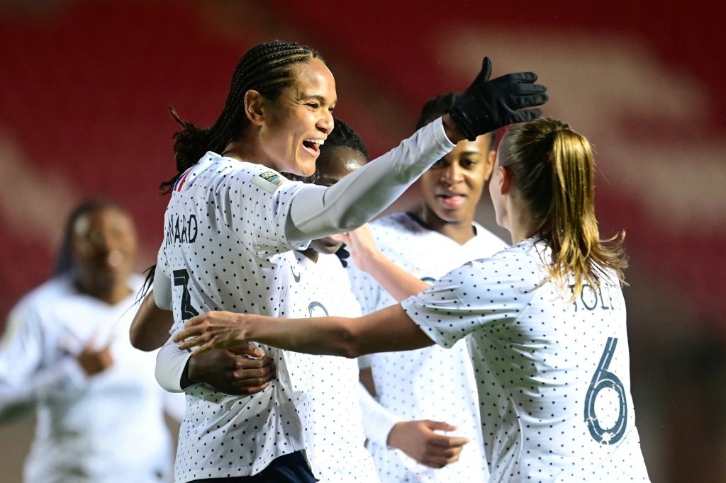 La joie des joueuses de l'équipe de France après le premier but contre le pays de Galles
