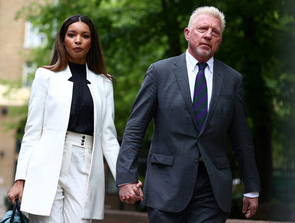 L'ex star du tennis allemand Boris Becker et sa compagne Lilian de Carvalho Monteiro arrivent à la Southwark Crown Court de Londres