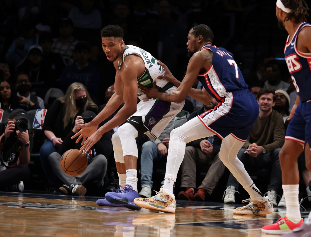 Le Grec Giannis Antetokounmpo (Milwaukee Bucks) face à Kevin Durant (Brooklyn Nets)