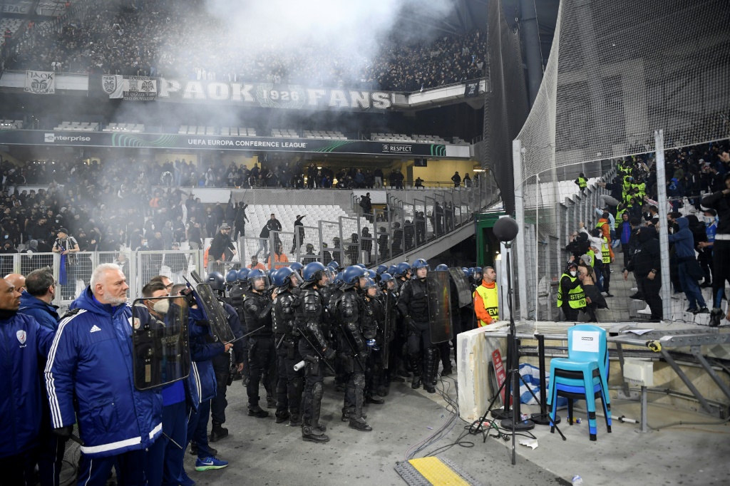 Des gendarmes mobiles prennent position à l'intérieur du stade Vélodrome en marge de la rencontre OM - PAOK Salonique de Ligue Europa Conférence le 7 avril 2022 à Marseille