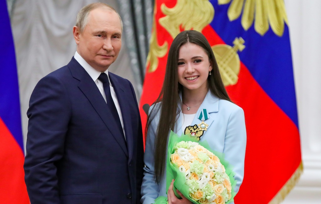 Le président russe Vladimir Poutine avec la patineuse Kamila Valieva lors d'une cérémonie en honneur des médaillés russes des Jeux olympiques d'hiver de Pékin