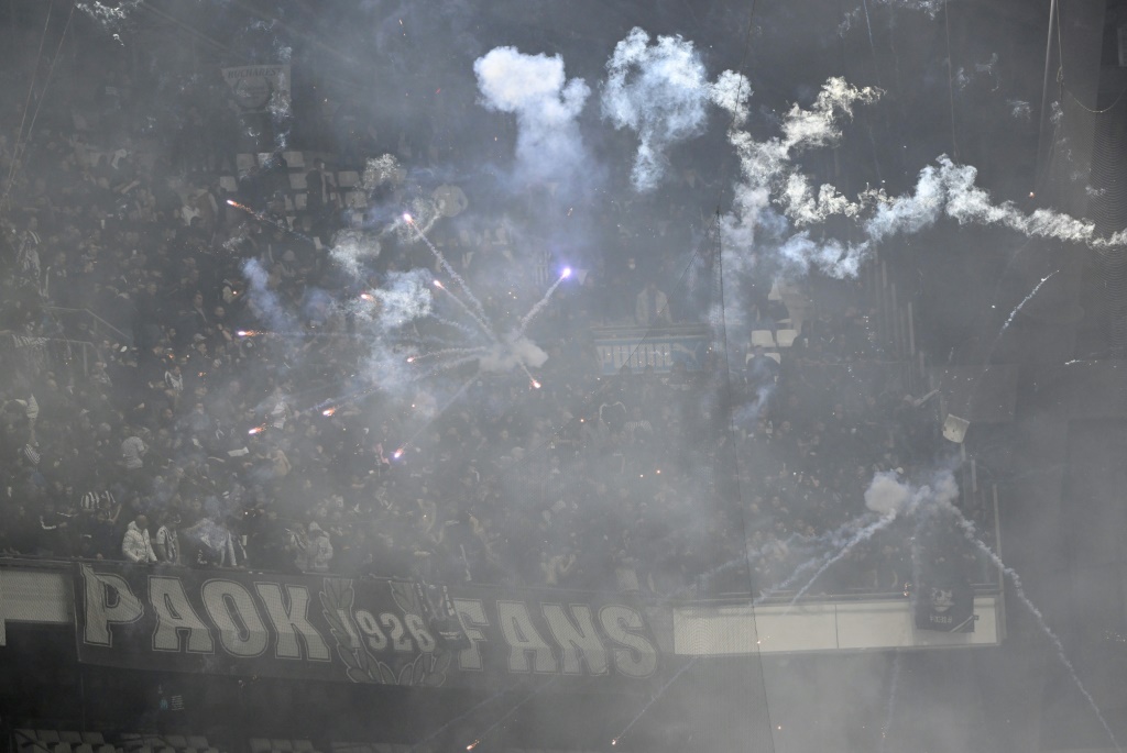 Les supporters du PAOK dans leur parcage avant le match contre Marseille en Ligue  Europa Conférence au stade Vélodrome