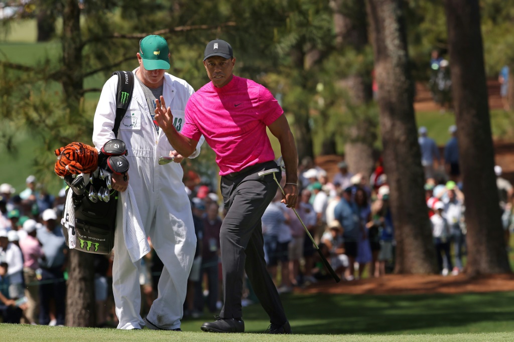 Le golfeur américain Tiger Woods sur le green lors du premier tour du Masters d'Augusta
