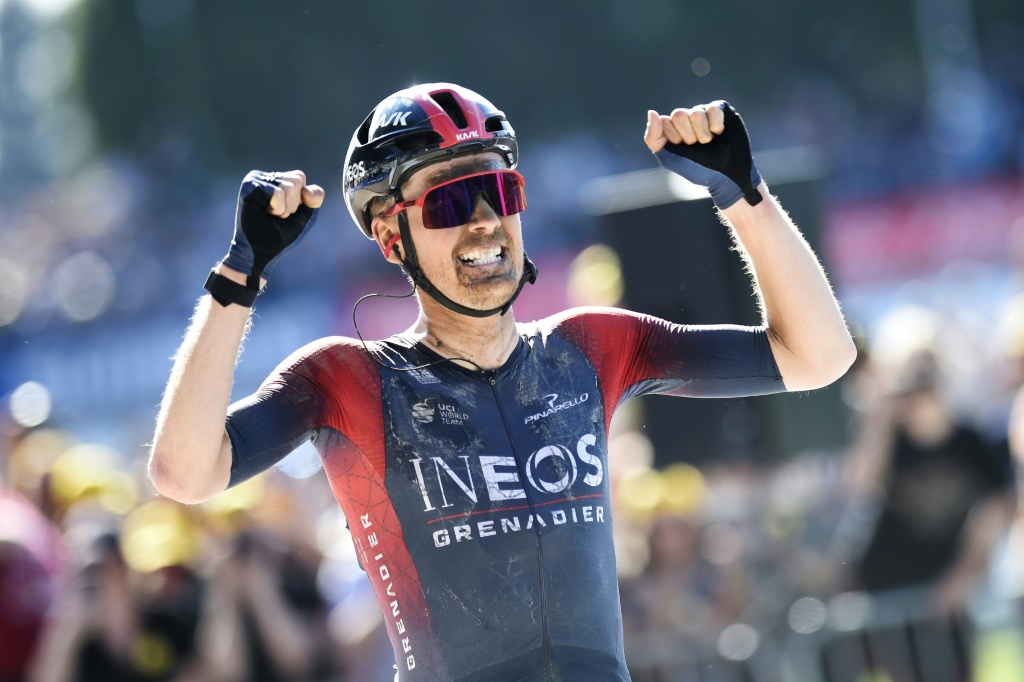 Le Néerlandais Dylan Van Baarle exulte après avoir remporté Paris-Roubaix