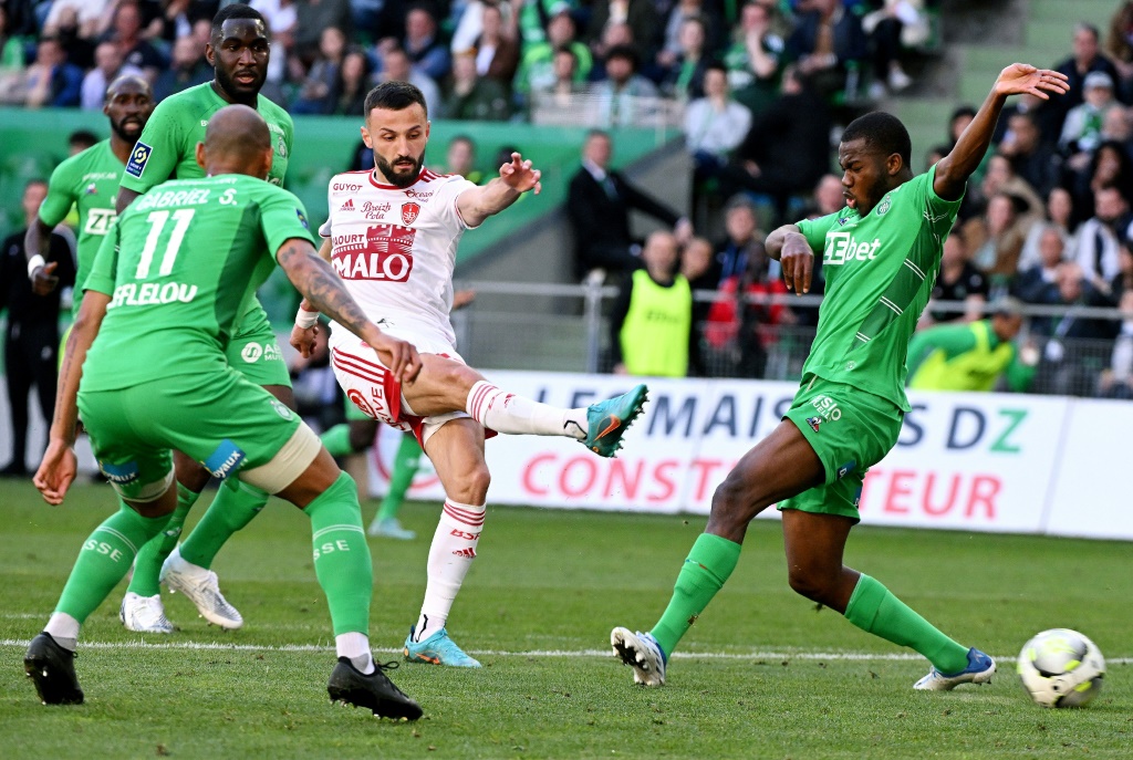 L'attaquant brestois Franck Honorat ouvre le score face à Saint-Etienne