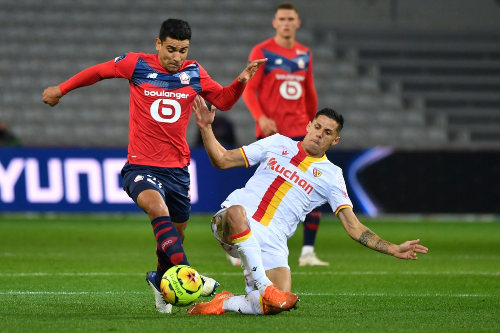 Le milieu de terrain lillois Benjamin André évite le tacle de l'attaquant lensois Florian Sotoca, lors de la 7e journée de Ligue 1, le 18 octobre 2020 au Stade Pierre-Mauroy