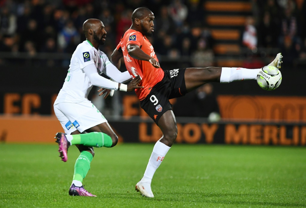 L'attaquant malien de Lorient Ibrahima Koné contrôle le ballon, sous la pression du défenseur de Saint-Etienne Eliaquim Mangala, lors de la 31e journée de Ligue 1, le 8 avril 2022 au Stade du Moustoir