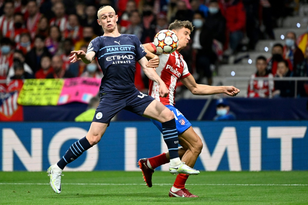 Le milieu de Manchester City Phil Foden avec un bandeau sur la tête à la fin du quart de finale retour de Ligue des champions sur la pelouse de l'Atlético Madrid le 13 avril 2022