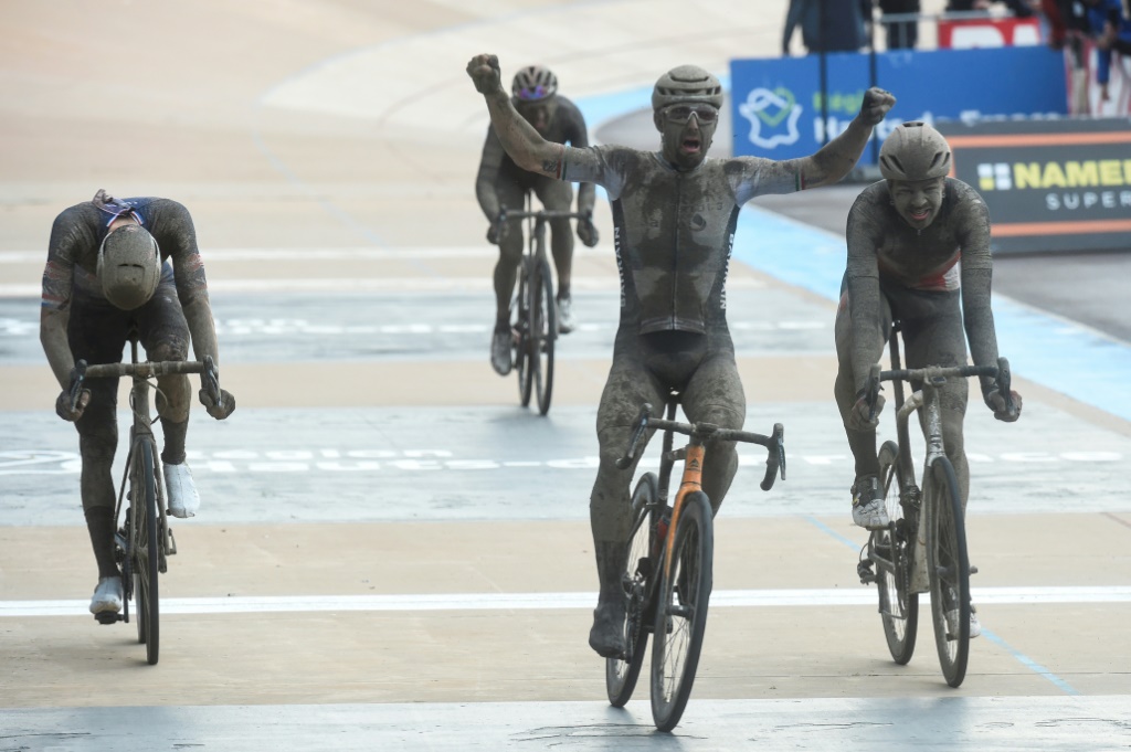 La joie de l'Italien Sonny Colbrelli, après avoir remporté Paris-Roubaix, le 3 octobre 2021, devant le Belge Florian Vermeersch et le Néerlandais Mathieu Van Der Poel