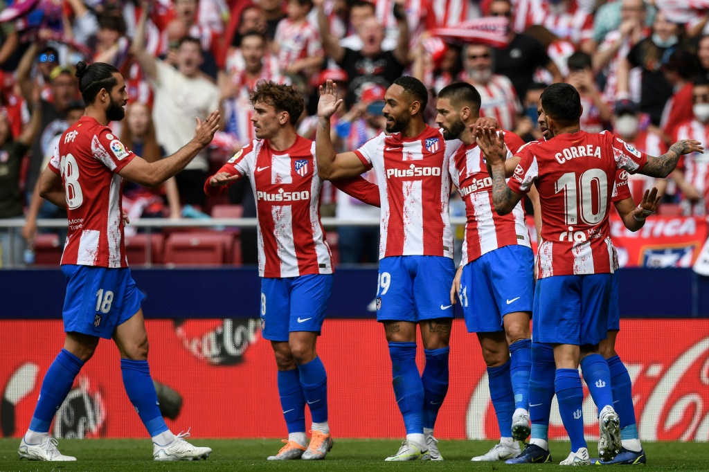 La joie des joueurs de l'Atletico Madrid après le but en fin de match de Yannick Carrasco, face à l'Espanyol, le 17 avril 2022 au stade Metropolitano