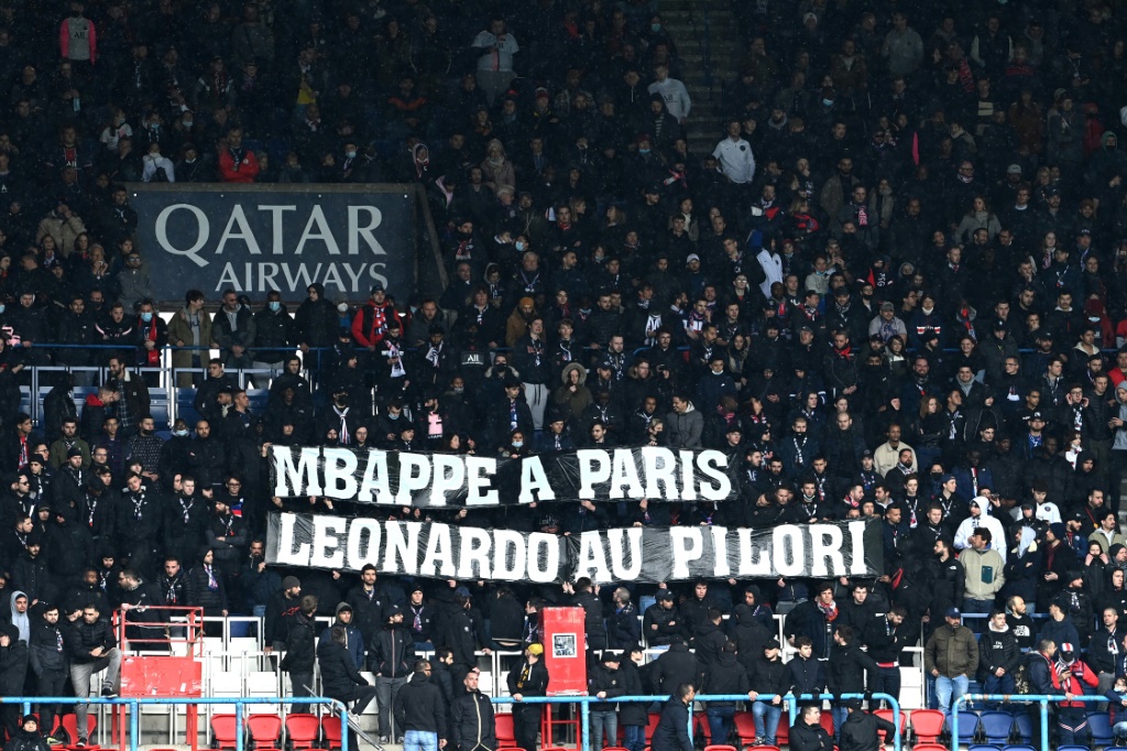 Banderole de supporters du PSG mécontents lors du match contre Bordeaux, le 13 mars 2022 au Parc des Princes