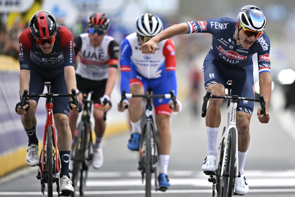 La joie du Néerlandais Mathieu van der Poel, après avoir remporté le Tour des Flandres, devant son compatriote Dylan van Baarle (g) et le Français Valentin Madouas, le 3 avril 2022 à Oudenaarde
