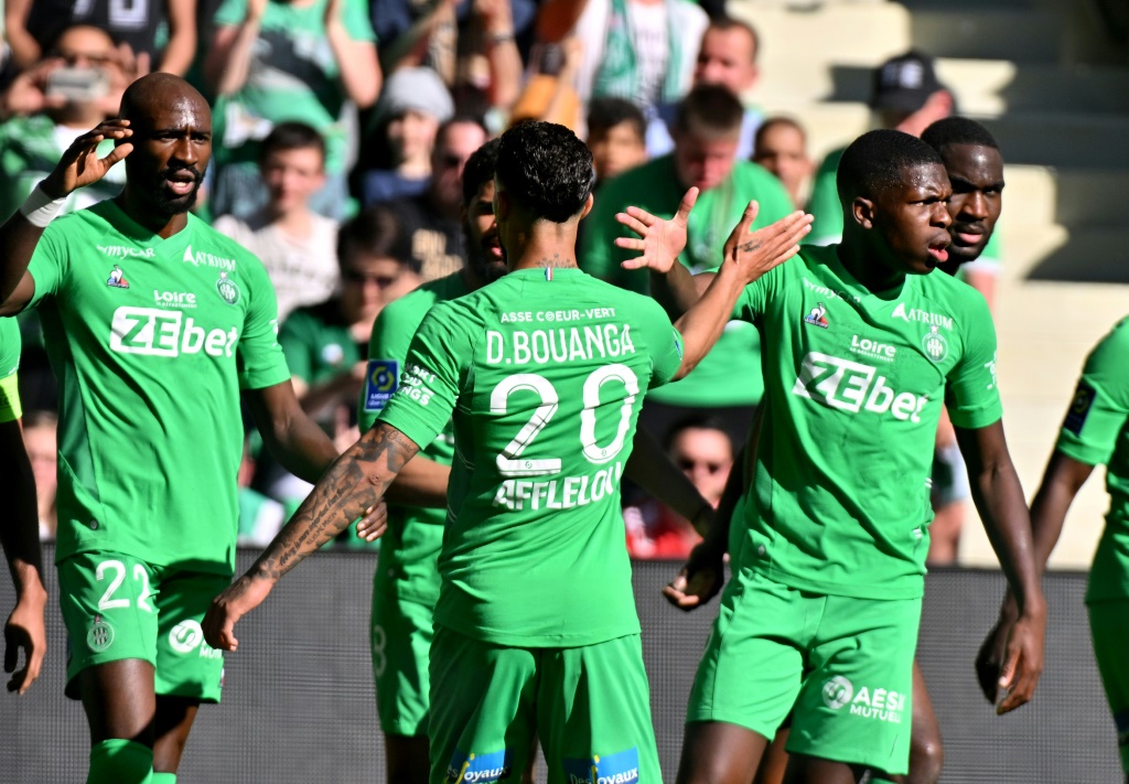 La joie des Stéphanois après un but marqué par le milieu de terrain Mahdi Camara (c, face) face à Brest, lors de la 32e journée de Ligue 1, le 16 avril 2022 au Stade Geoffroy-Guichard