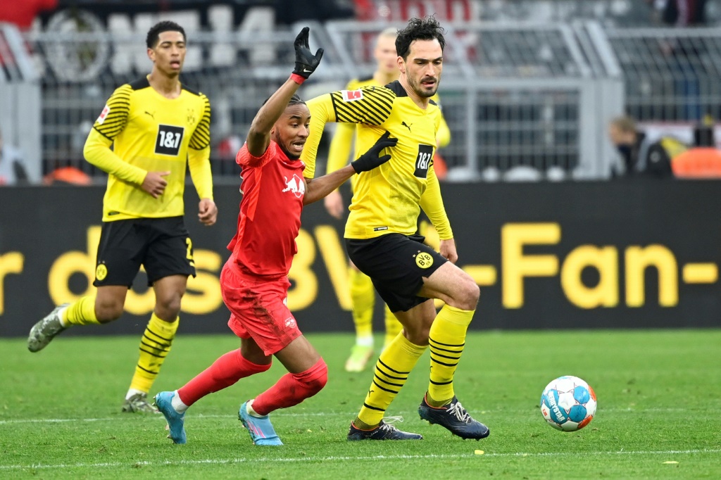 L'attaquant de Leipzig Christopher Nkunku à la lutte avec le défenseur de Dortmund Mats Hummels, le 2 avril 2022 à Dortmund