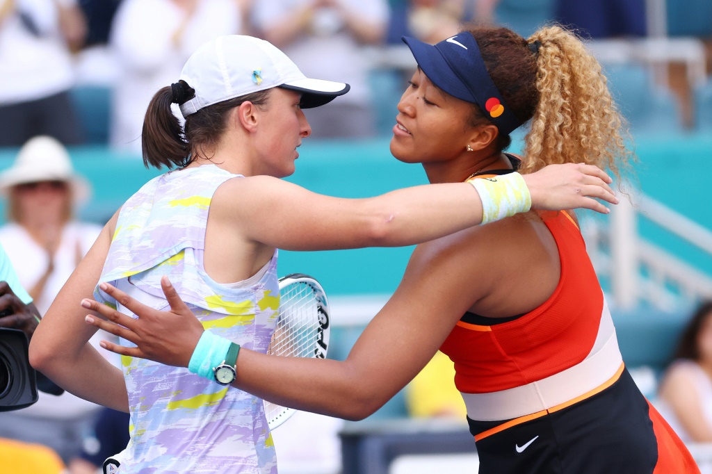Iga Swiatek (g) et Naomi Osaka après leur finale à l'Open de Miami, le 2 avril 2022