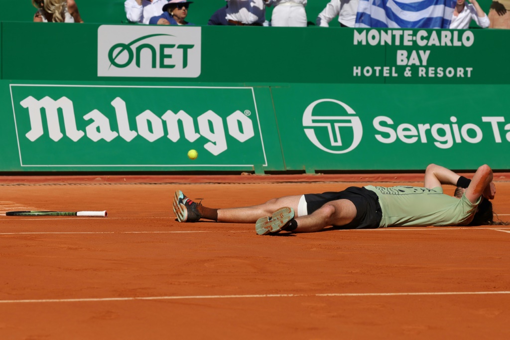Le Grec Stefanos Tsitsipas après sa victoire en finale du tournoi de Monte-Carlo, le 17 avril 2022