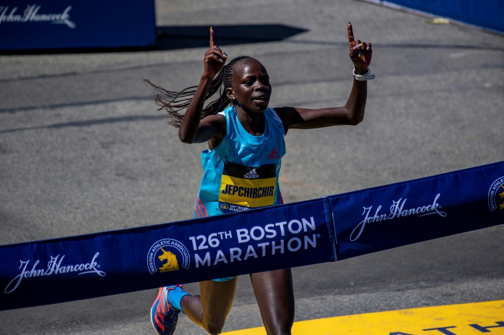 Peres Jepchirchir franchit victorieusement la ligne d'arrivée du marathon de Boston le 18 avril 2022