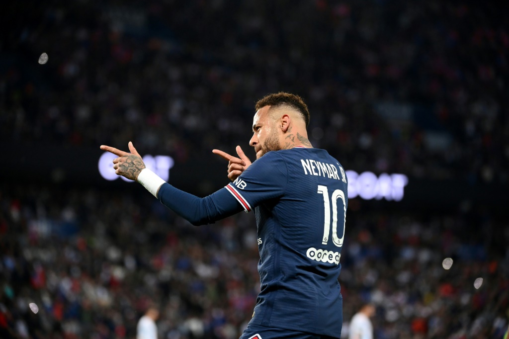 La star du PSG Neymar fête son but contre l'OM, le 17 avril 2022 au Parc des Princes