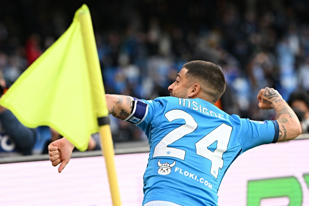 L'attaquant de Naples Lorenzo Insigne célèbre l'ouverture du score contre l'AS Rome en serie A le 18 avril 2022 à Naples