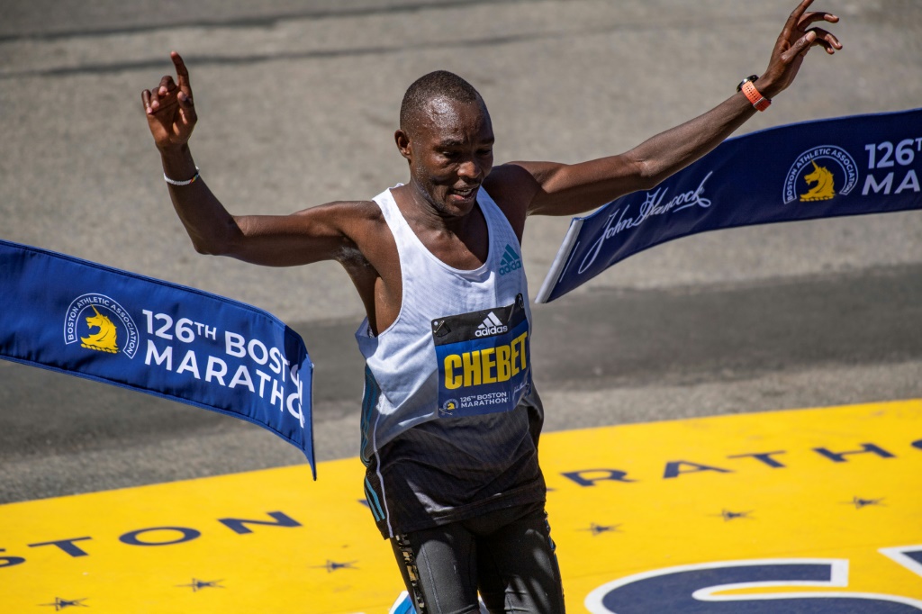 Evans Chebet franchit victorieusement la ligne d'arrivée du marathon de Boston le 18 avril 2022