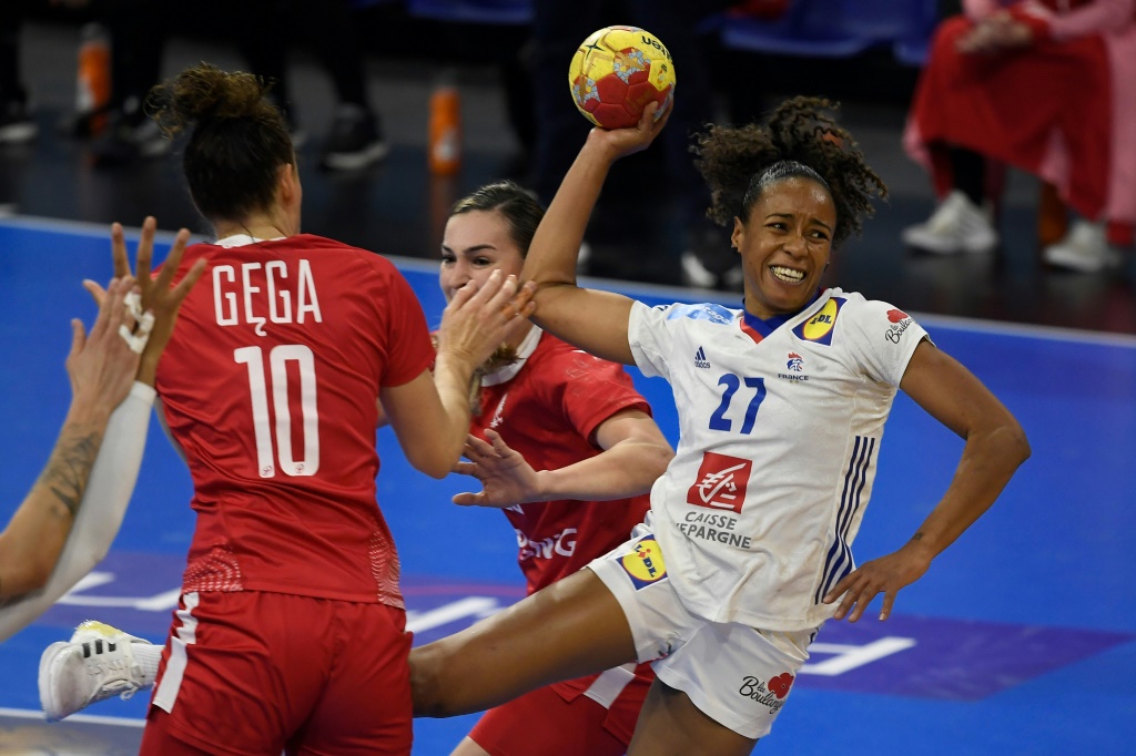 La Française Estelle Nze Minko, lors du match du tour principal contre la Pologne au Championnat du monde de handball, le 9 décembre 2021 à Granollers (Espagne)