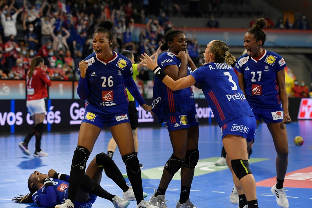 La joie des handballeuses françaises, après leur victoire, 23-22 face au Danemark, en demi-finale du Championnat du monde, le 17 décembre 2021 à Granollers (Espagne)