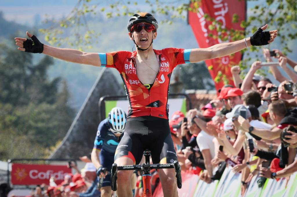 La joie du Belge Dylan Teuns, après avoir remporté la Flèche wallonne devant l'Espagnol Alejandro Valverde, le 20 avril 2022 au sommet du Mur de Huy