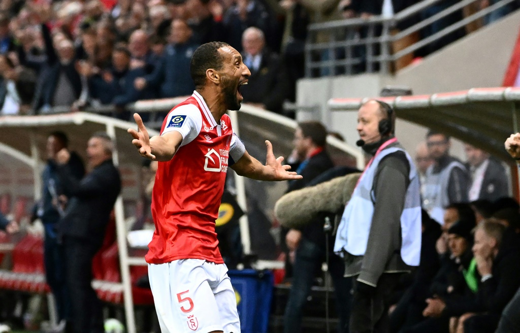 La joie du capitaine et défenseur tunisien de Reims Yunis Abdelhamid, après avoir marqué le but de la victoire, 2-1 face à Lille, lors de la 33e journée de Ligue 1, le 20 avril 2022 au Stade Auguste-Delaune