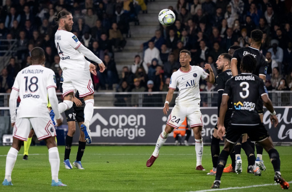 Le défenseur espagnol Sergio Ramos marque le 2e but pour le Paris Saint-Germain face à Angers, lors de la 33e journée de Ligue 1, le 20 avril 2022 au Stade Raymond-Kopa