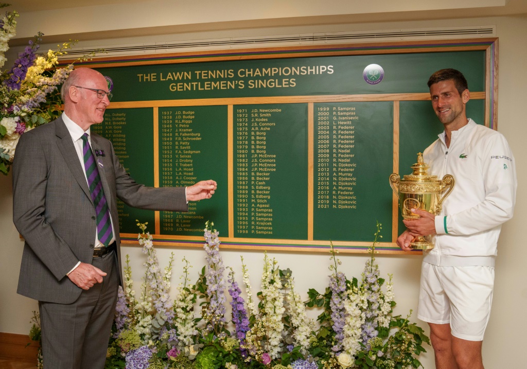 Le président du All England Tennis Club de Wimbledon, Ian Hewitt, au côté du vainqueur de l'édition 2021, le Serbe Novak Djokovic, le 11 juillet