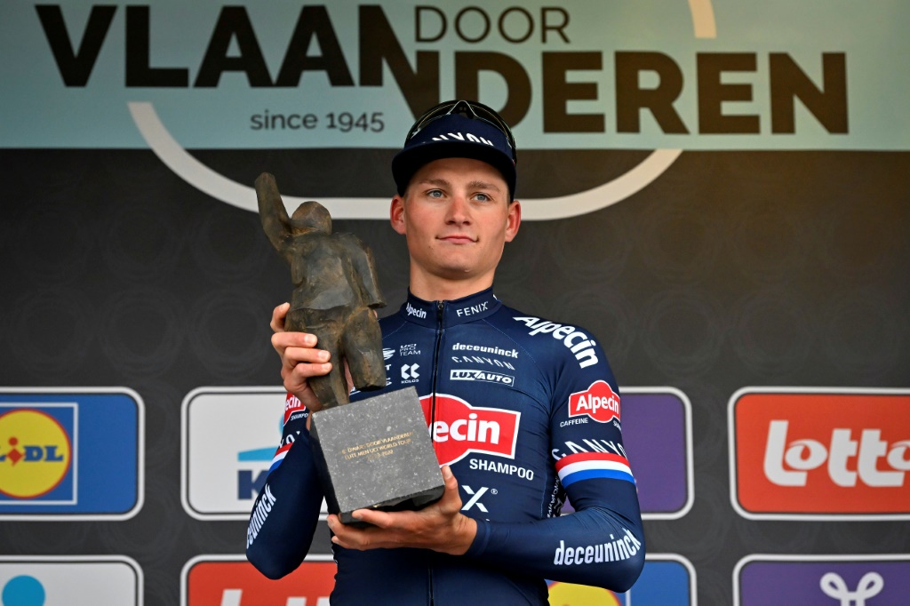 Le Néerlandais Mathieu van der Poel pose avec son trophée, après avoir remporté la semi-classique A travers la Flandre, le 30 mars 2022 à Waregem