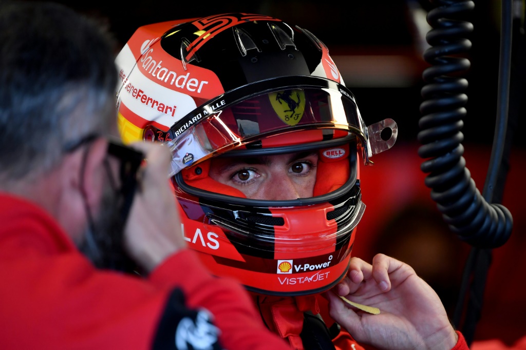 Le pilote espagnol Carlos Sainz Jr prêt à s'élancer au volant de sa Ferrari pour la première séance des qualifications du GP d'Australie de F1 le 8 avril 2022 sur le circuit Albert Park de Melbourne