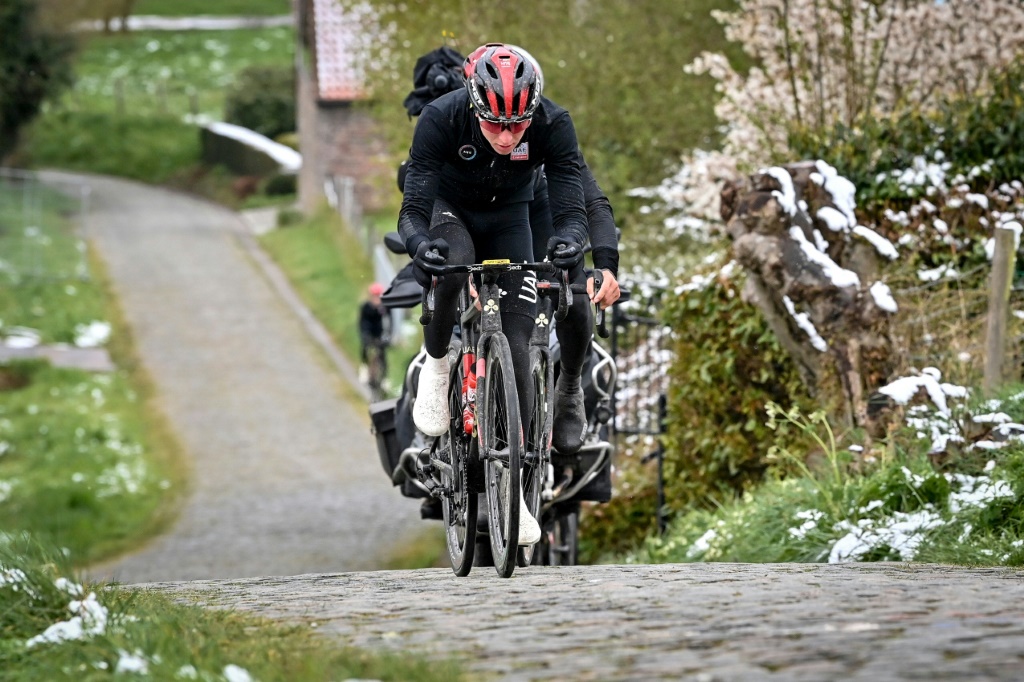 Le Slovène Tadej Pogacar s'entraîne sur les routes du Tour des Flandres, le 1er avril 2022, à deux jours du départ de la 106e édition