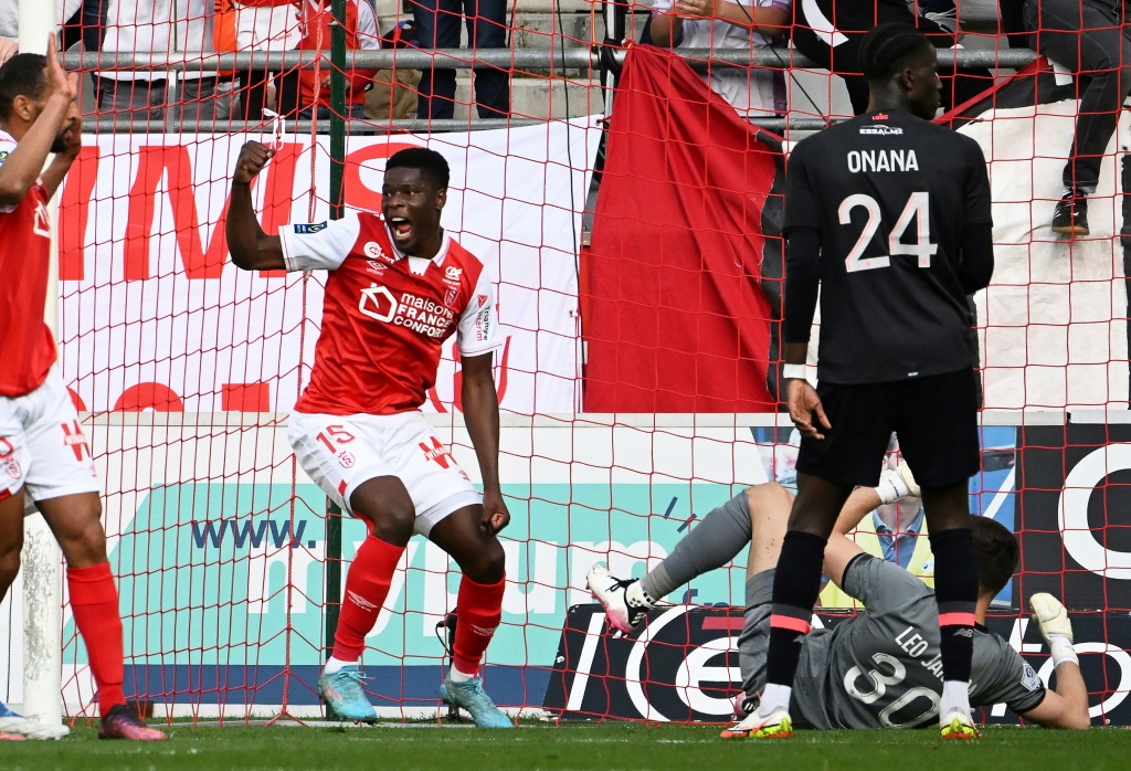 La joie du défenseur mozambicain de Reims Marshall Munetsi, après avoir ouvert le score face à Lille, lors de la 33e journée de Ligue 1, le 20 avril 2022 au Stade Auguste-Delaune