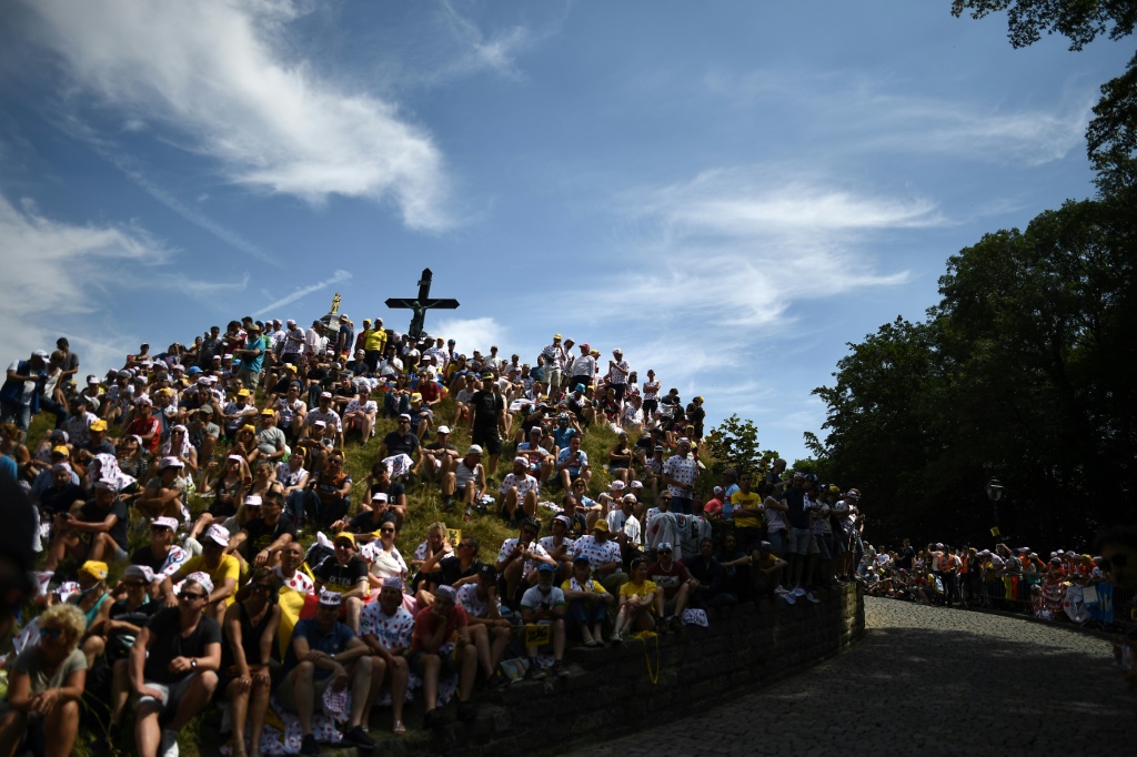 Des supporters attendent le passage des coureurs dans l'ascension du Mur de Grammont, lors de la 1st étape du Tour de France, le 6 juillet 2019 disputée autour de Bruxelles