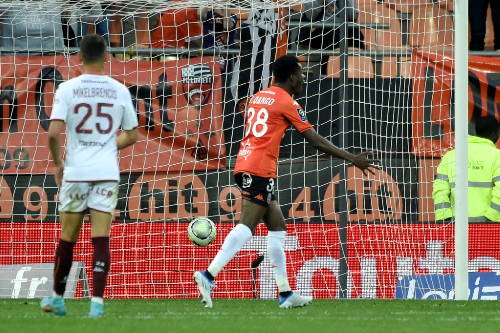La joie de l'attaquant burkinabé de Lorient Dango Ouattara, après avoir marqué l'unique but dans le temps additionnel face à Metz, lors de la 33e journée de Ligue 1, le 20 avril 2022 au Stade du Moustoir