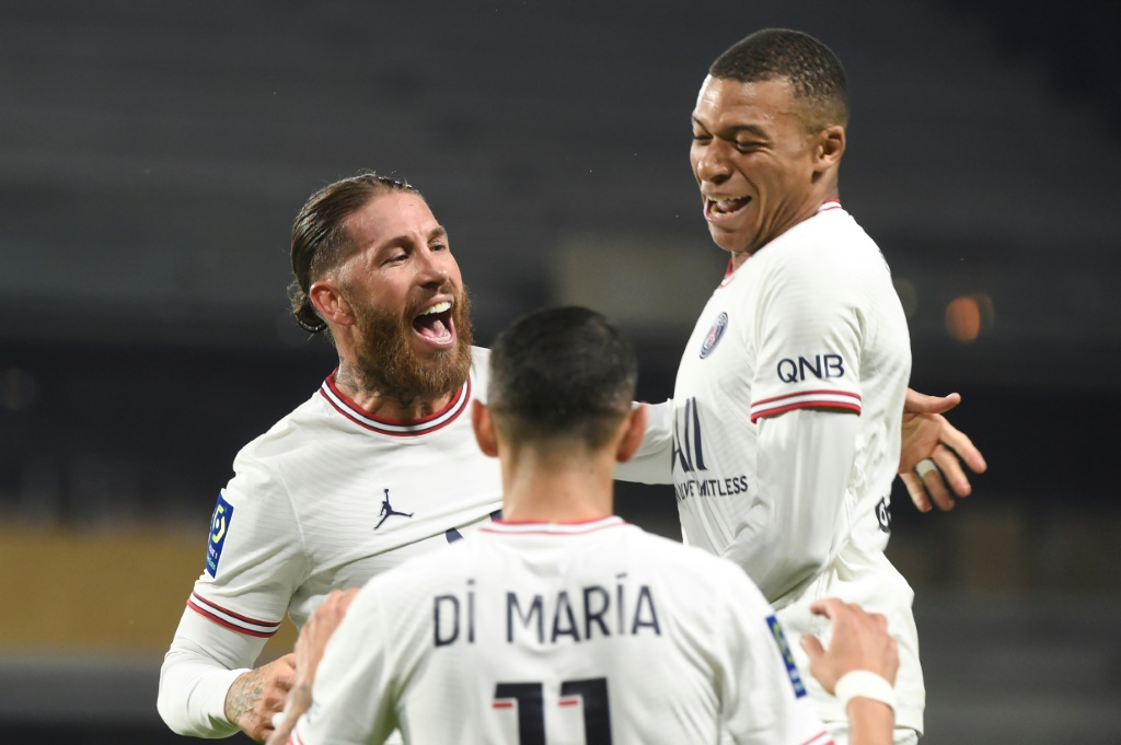 La joie du défenseur espagnol Sergio Ramos et de Kylian Mbappé, auteurs chacun d'un but pour le Paris Saint-Germain face à Angers, lors de la 33e journée de Ligue 1, le 20 avril 2022 au Stade Raymond-Kopa