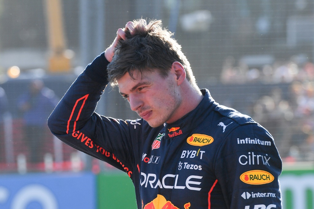 Le pilote Red Bull Max Verstappen après son abandon pendant le GP d'Australie de F1 le 10 avril 2022 sur le circuit Albert Park à Melbourne