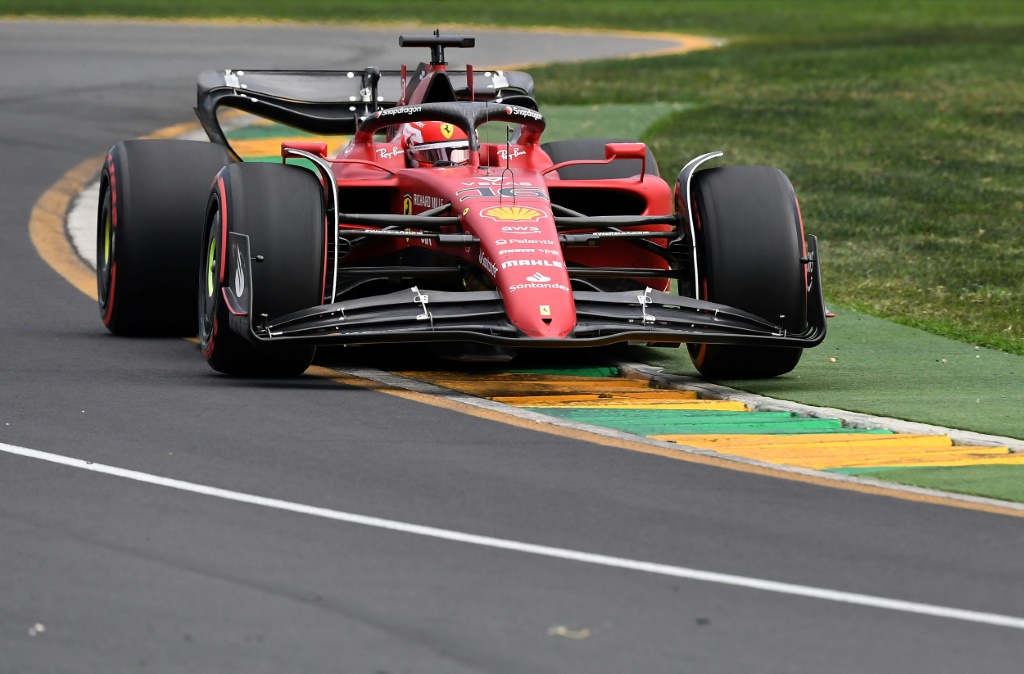 La Ferrari du Monégasque Charles Leclerc pendant la seconde séance d'essais du GP d'Australie de F1, le 8 avril 2022 sur le circuit Albert Park à Melbourne