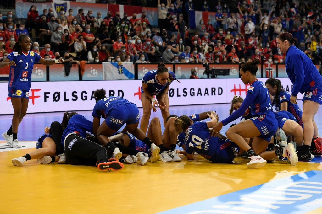 La joie des joueuses de l'équipe de France après leur victoire sur le Danemark à Granollers, le 17 décembre 2021
