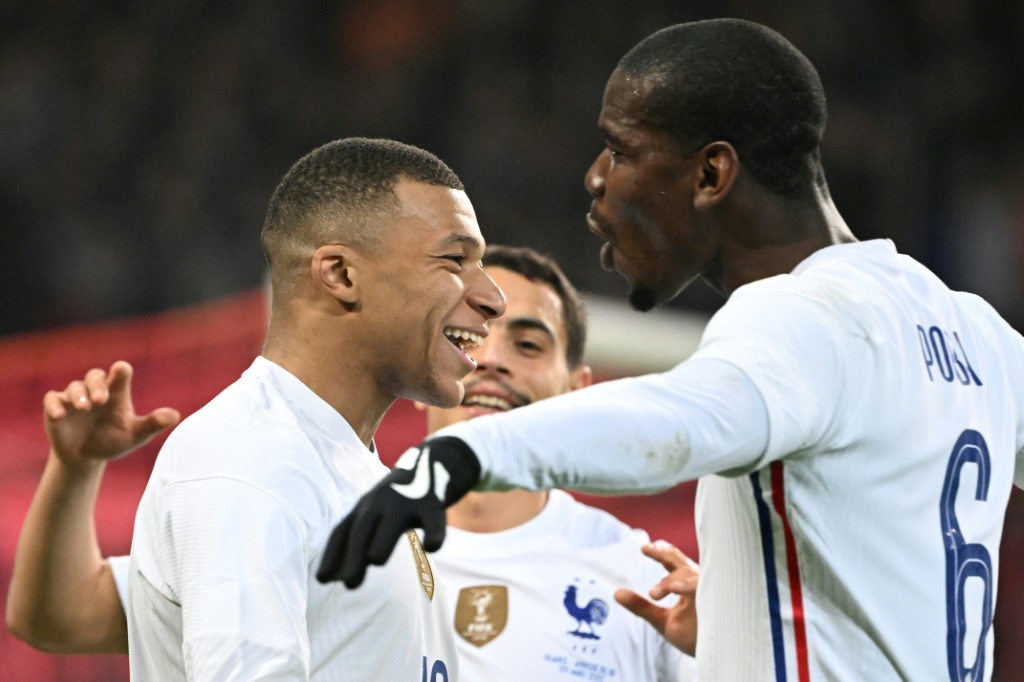 Paul Pogba en équipe de France avec Kylian Mbappé contre l'Afrique du Sud en match amical à Villeneuve-d'Ascq le 29 mars 2022