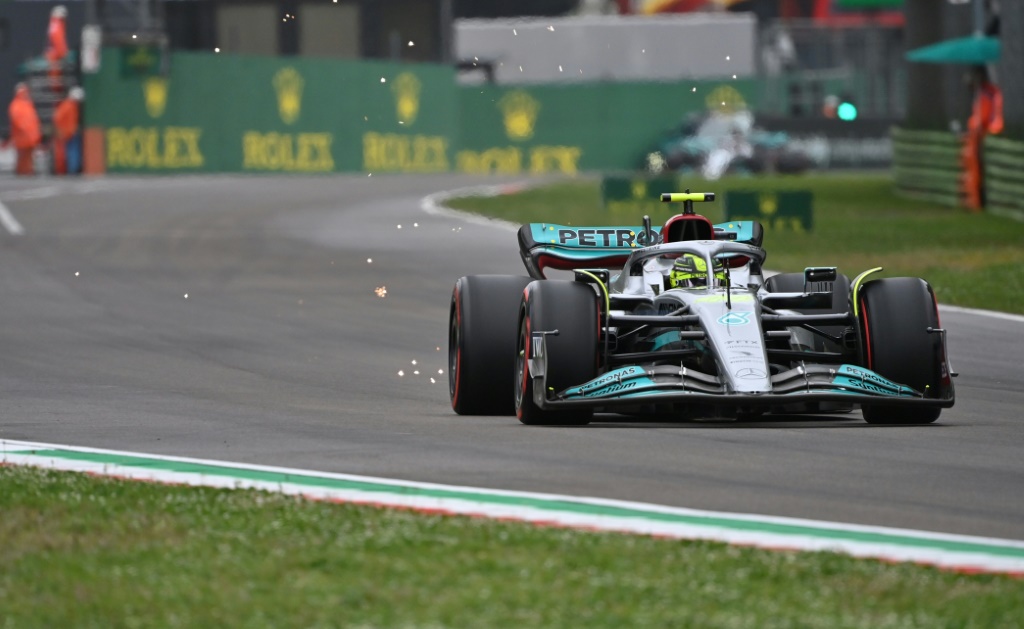 La Mercedes W13 de Lewis Hamilton sur l'Autodrome Enzo et Dino Ferrari à Imola, le 22 avril 2022