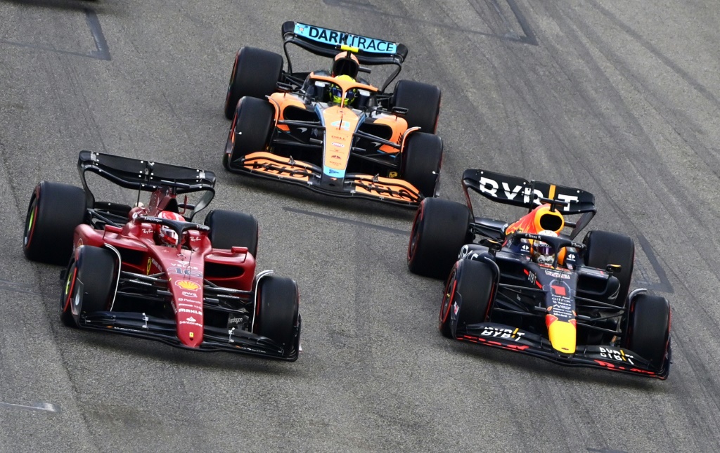 Le Monégasque Charles Leclerc (Ferrari), à la lutte avec le Néerlandais Max Verstappen (Red Bull) et le Britannique Lando Norris (c, McLaren), le 23 avril 2022 sur le circuit d'Imola, lors de la course sprint qualificative pour le Grand Prix d'Emilie-Romagne de Formule 1