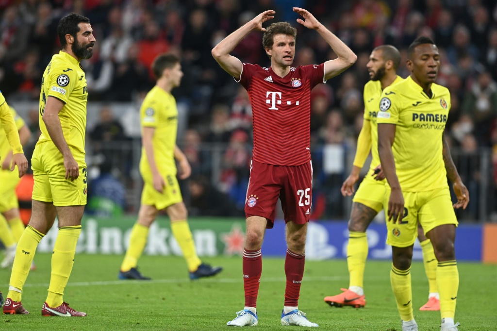 L'attaquant du Bayern Munich Thomas Müller exprime sa déception après la défaite de son équipe en quart de finale de la Ligue des champions face à Villarreal le 12 avril 2022