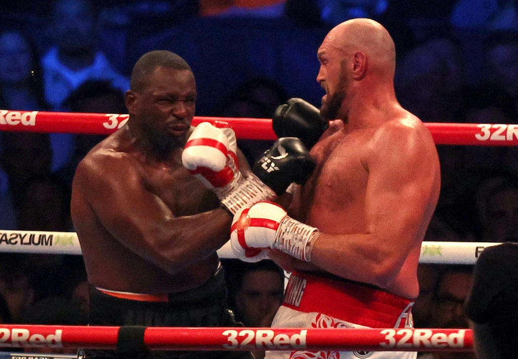 Le Britannique Tyson Fury a conservé sa ceinture WBC des poids lourds en battant son compatriote Dillian Whyte, par KO au sixième round, grâce à cet uppercut, le 23 avril 2022 au Stade de Wembley de Londres