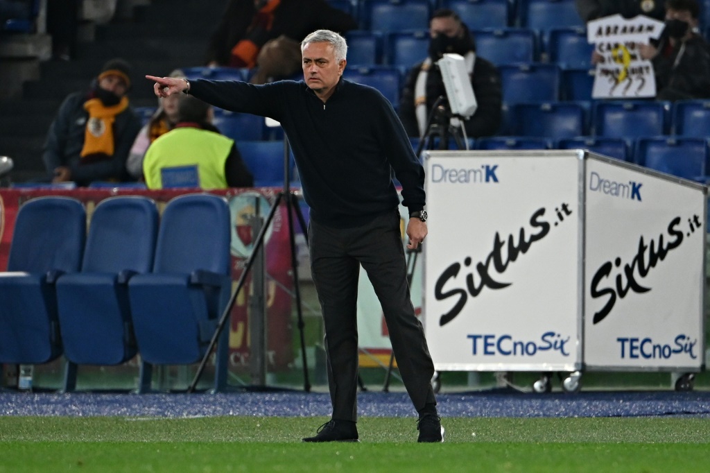 L'entraîneur de l'AS Roma Jose Mourinho donne des consignes tactiques à ses joueurs, le 19 février 2022