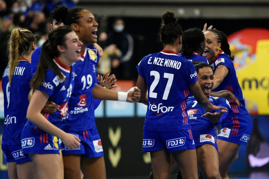 La joie des Françaises, après avoir battu le Danemark en demi-finale aux Championnats du monde de handball, le 17 décembre 2021 à Granollers (Espagne)