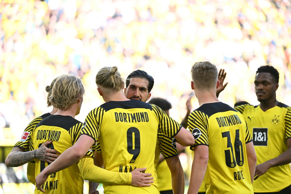L'équipe de Dortmund célèbre sa victoire en Bundesliga face à Wolfsburg le 16 avril 2022